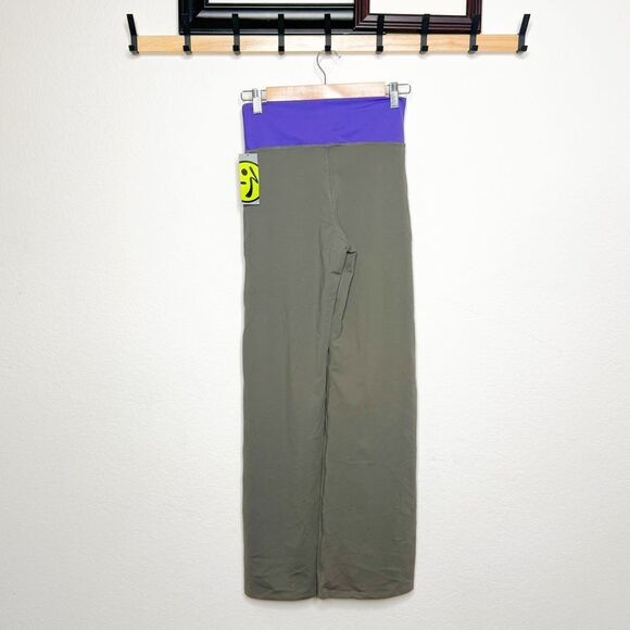 Zumba NWT! Stomp Z Pant Gunmetal Gray & Purple Yoga Dance Pants - Size Small - Picture 3 of 6